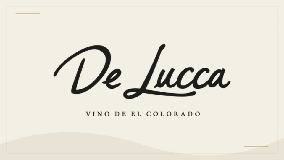 Logotipo oficial de De Lucca Wines, reproducido para identificación en una ficha informativa.